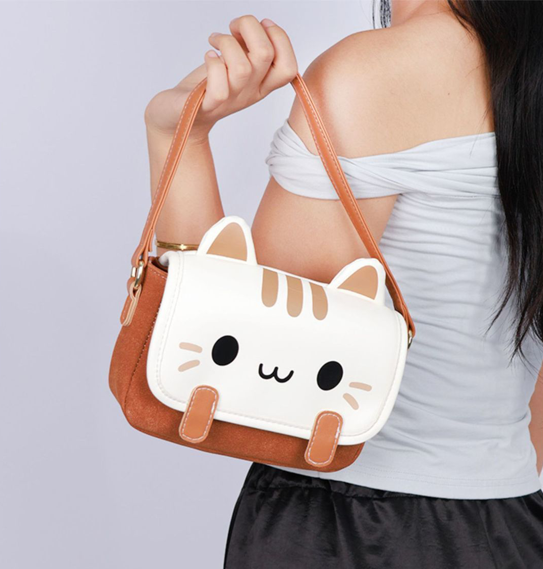 cat handbag on the shoulder